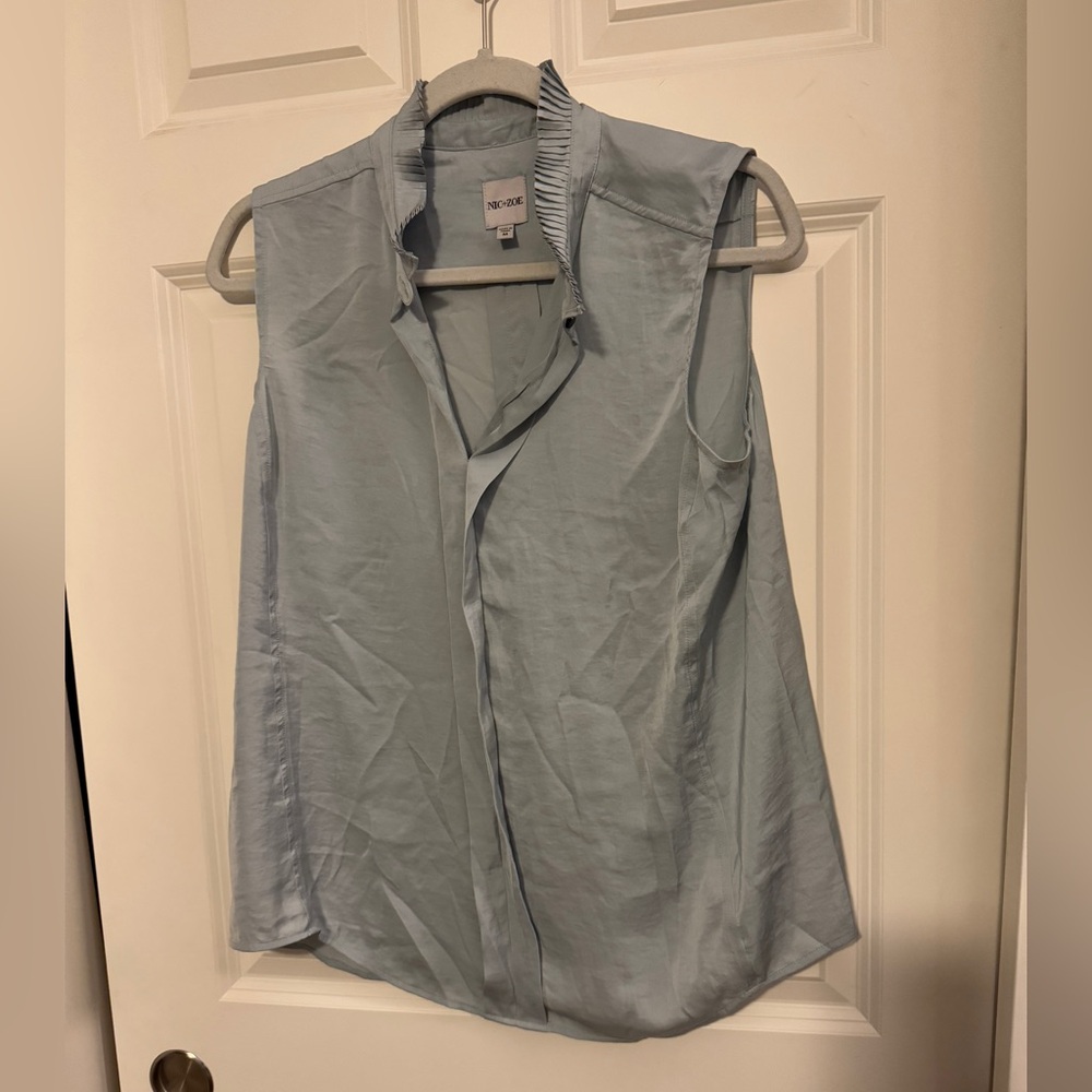 NWOT - Nic+Zoe - sleeveless blouse - Medium - light blue - pleated stand color